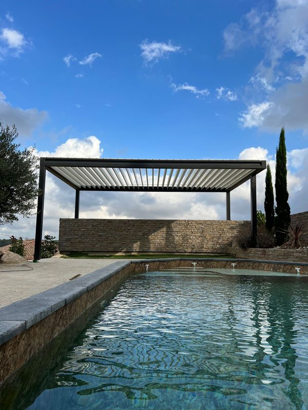 Pergola Bioclimatique posée par Colombeau alu