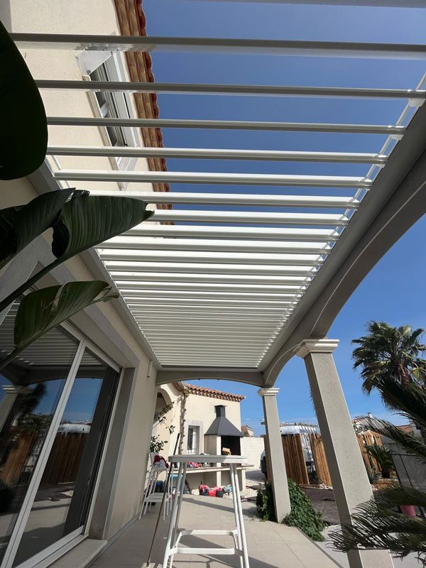 Pergola bioclimatique MATEST posée par Colombeau Alu