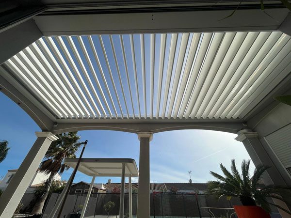 Pergola bioclimatique MATEST posée par Colombeau Alu