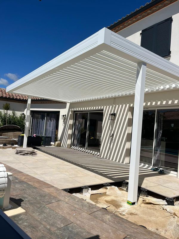 Pergola Bioclimatique posée par Colombeau alu