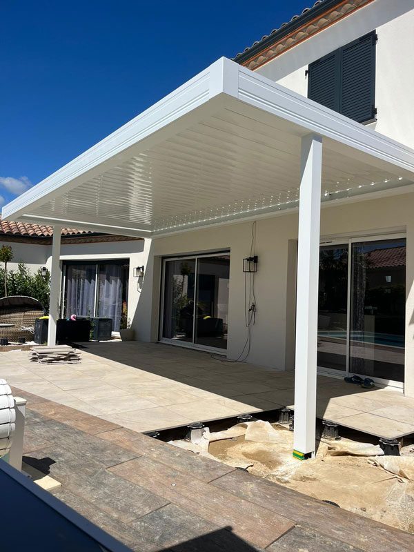 Pergola Bioclimatique posée par Colombeau alu