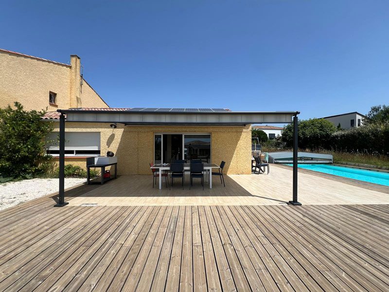 Pose par Colombeau Alu d'une pergola toile Makilux