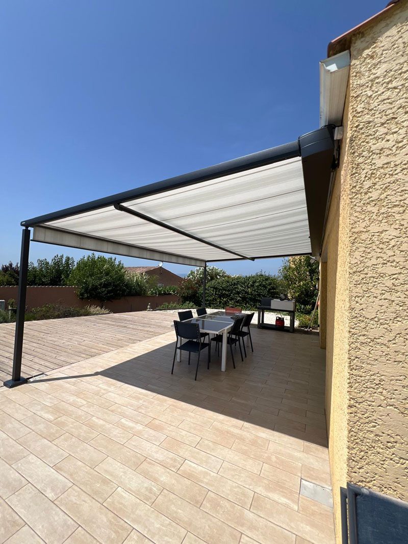 Pose par Colombeau alu d'une pergola toile Makilux