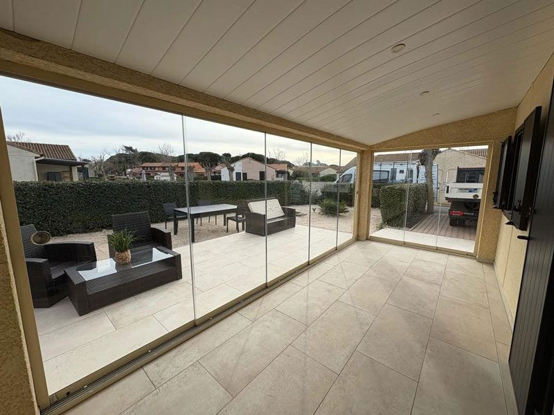 Pose d'un rideau de verre SUNFLEX par les équipes de Colombeau Alu